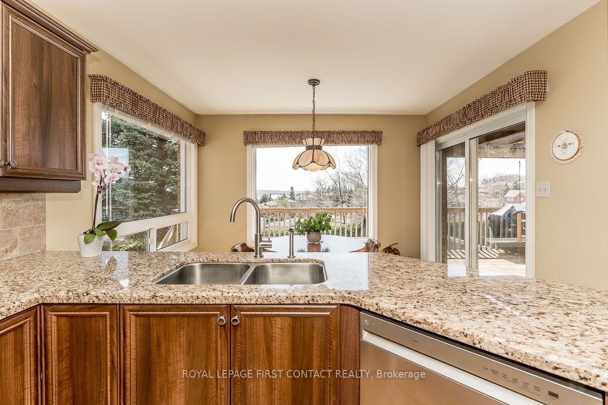 Photo 8 of 35 Gibbon Drive, Barrie, Letitia Heights — HOMEH