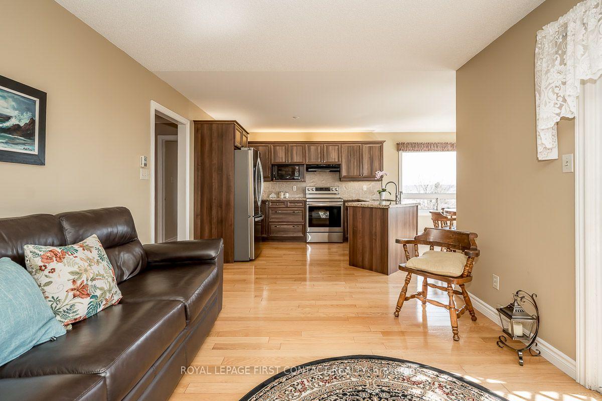 Photo 9 of 35 Gibbon Drive, Barrie, Letitia Heights — HOMEH