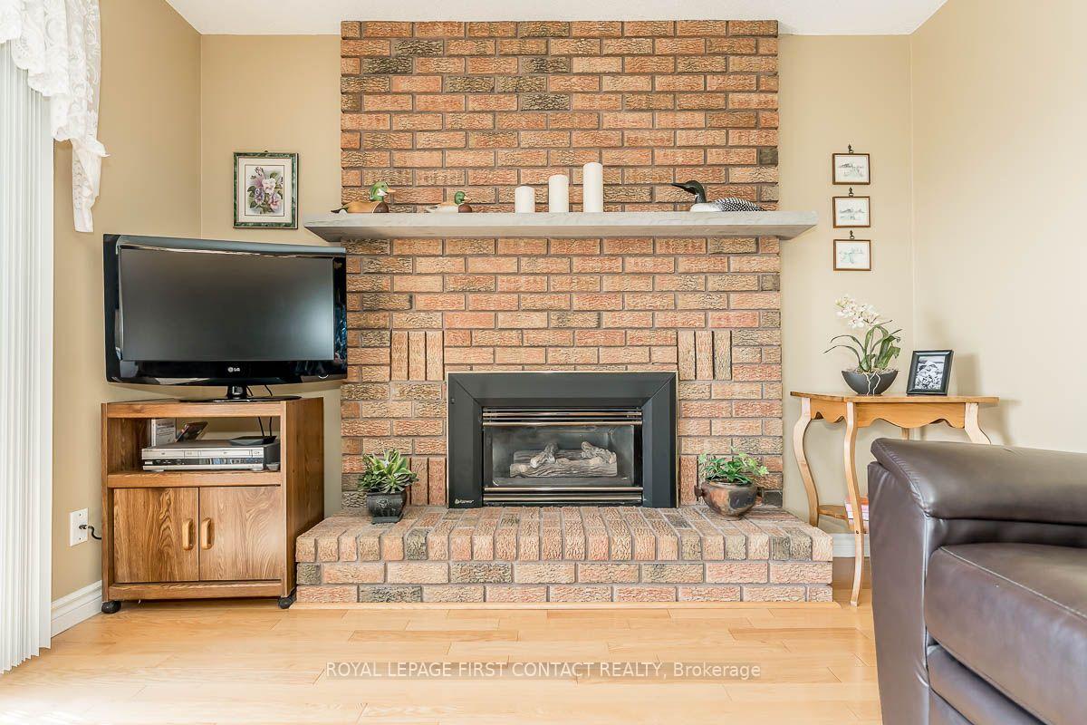 Photo 10 of 35 Gibbon Drive, Barrie, Letitia Heights — HOMEH