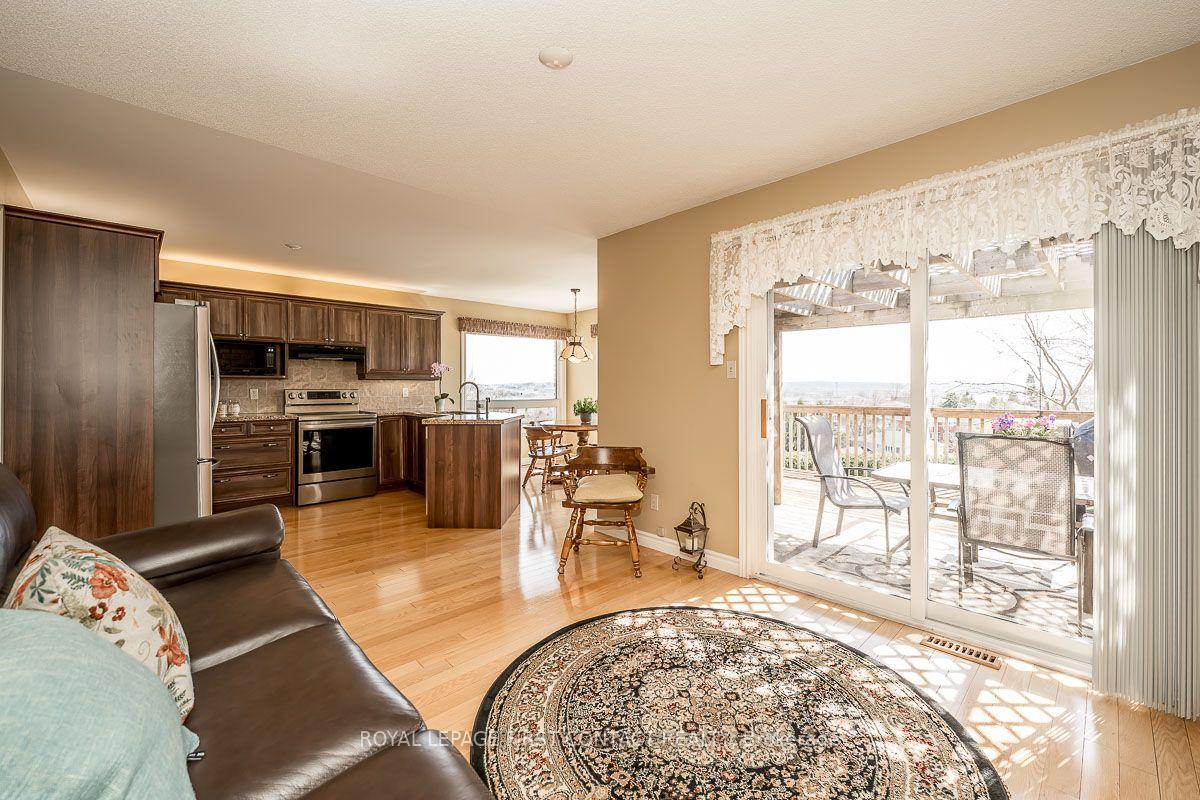 Photo 12 of 35 Gibbon Drive, Barrie, Letitia Heights — HOMEH