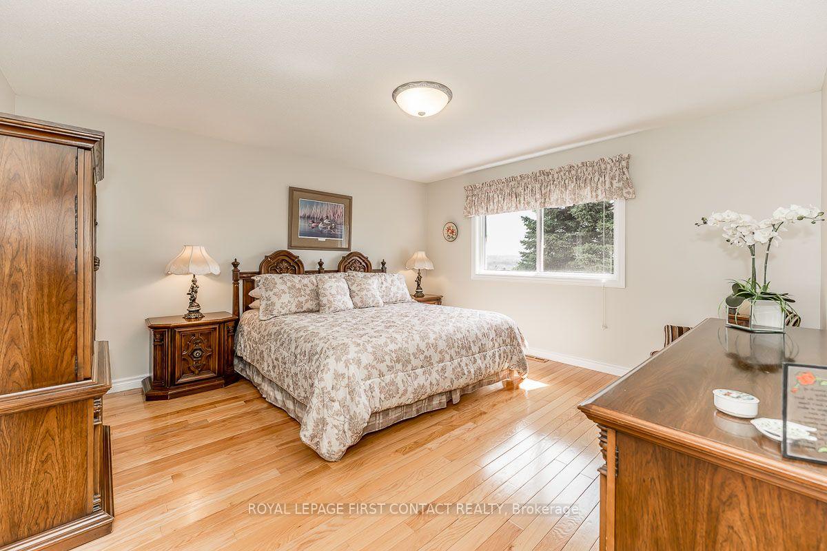 Photo 17 of 35 Gibbon Drive, Barrie, Letitia Heights — HOMEH