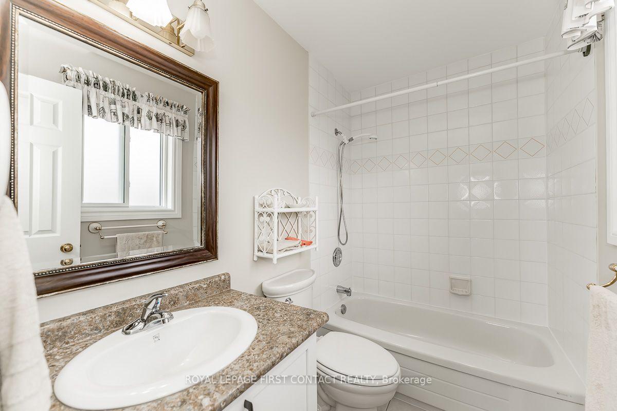 Photo 19 of 35 Gibbon Drive, Barrie, Letitia Heights — HOMEH