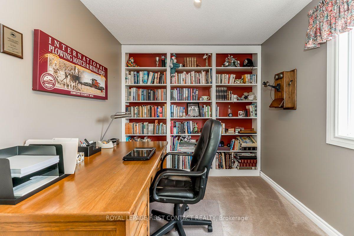 Photo 21 of 35 Gibbon Drive, Barrie, Letitia Heights — HOMEH