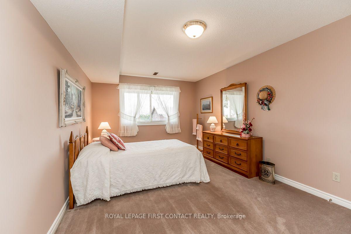 Photo 28 of 35 Gibbon Drive, Barrie, Letitia Heights — HOMEH