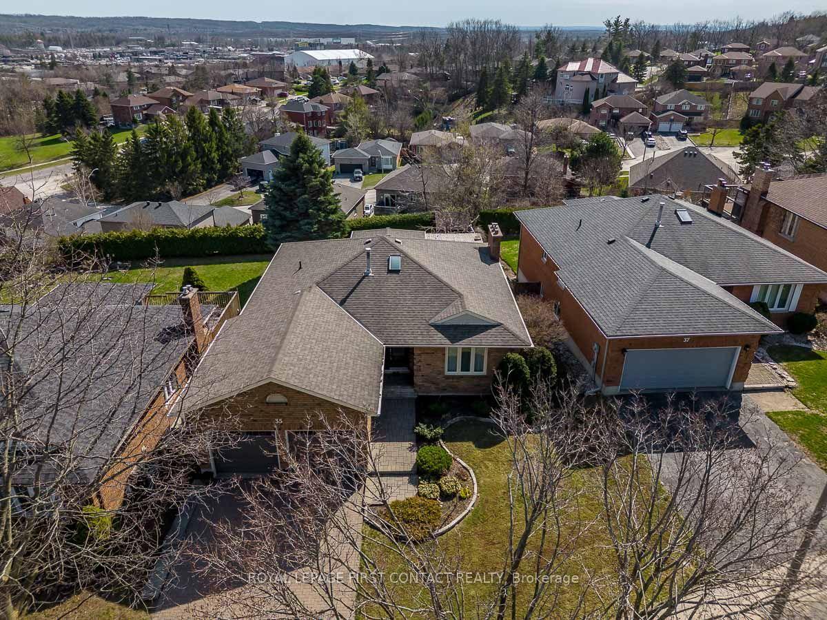 Photo 2 of 35 Gibbon Drive, Barrie, Letitia Heights — HOMEH