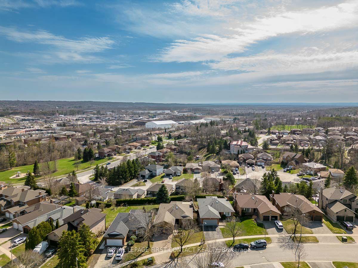 Photo 41 of 35 Gibbon Drive, Barrie, Letitia Heights — HOMEH