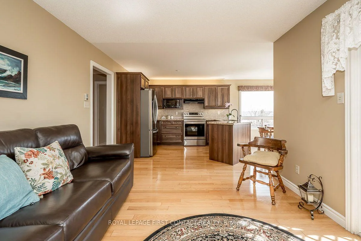 Photo 11 of 35 Gibbon Drive, Barrie, Letitia Heights — HOMEH