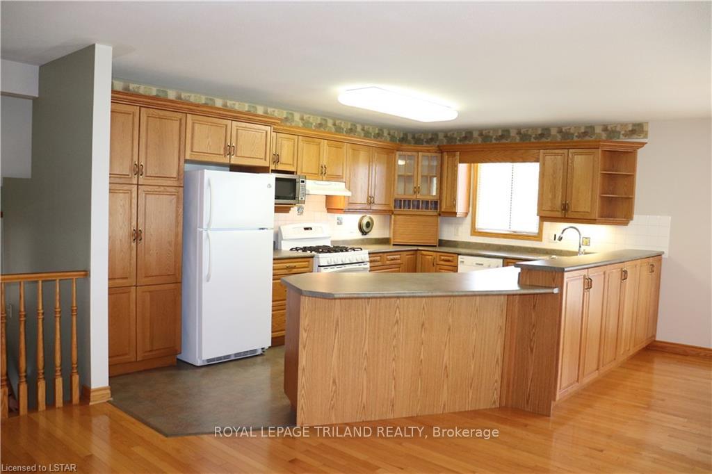 Photo 3 of 2550 Emerson Street, Strathroy-Caradoc, Mount Brydges — HOMEH