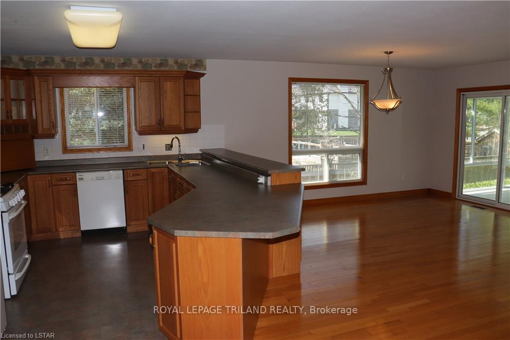 Photo 4 of 2550 Emerson Street, Strathroy-Caradoc, Mount Brydges — HOMEH