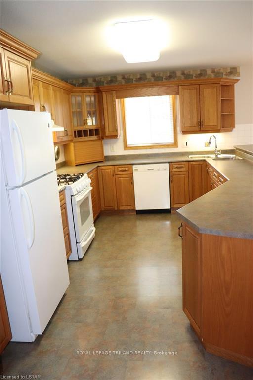 Photo 5 of 2550 Emerson Street, Strathroy-Caradoc, Mount Brydges — HOMEH