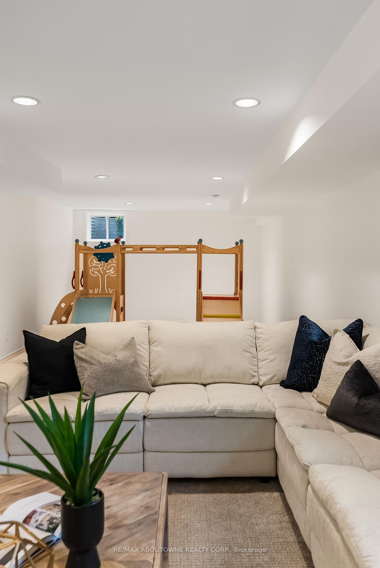 Photo 39 of 470 Carlton Drive, Oakville, Ford — HOMEH