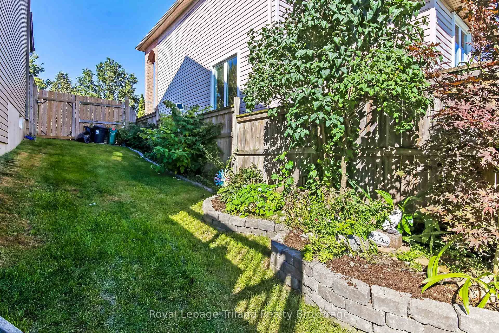 Photo 8 of 847 Hunters Gate Crescent, Woodstock, Woodstock - South — HOMEH