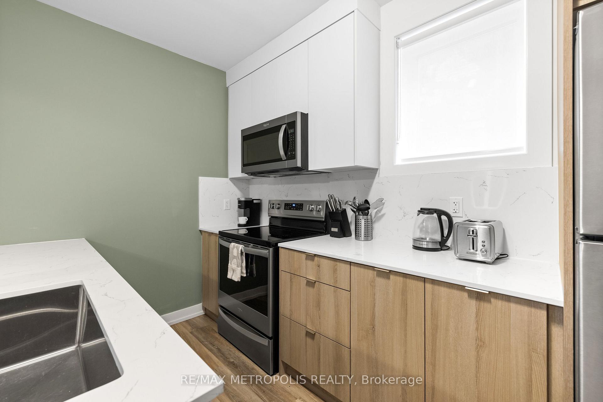Photo 10 of Unit B, 447 Lansdowne Avenue, Toronto, Dufferin Grove — HOMEH