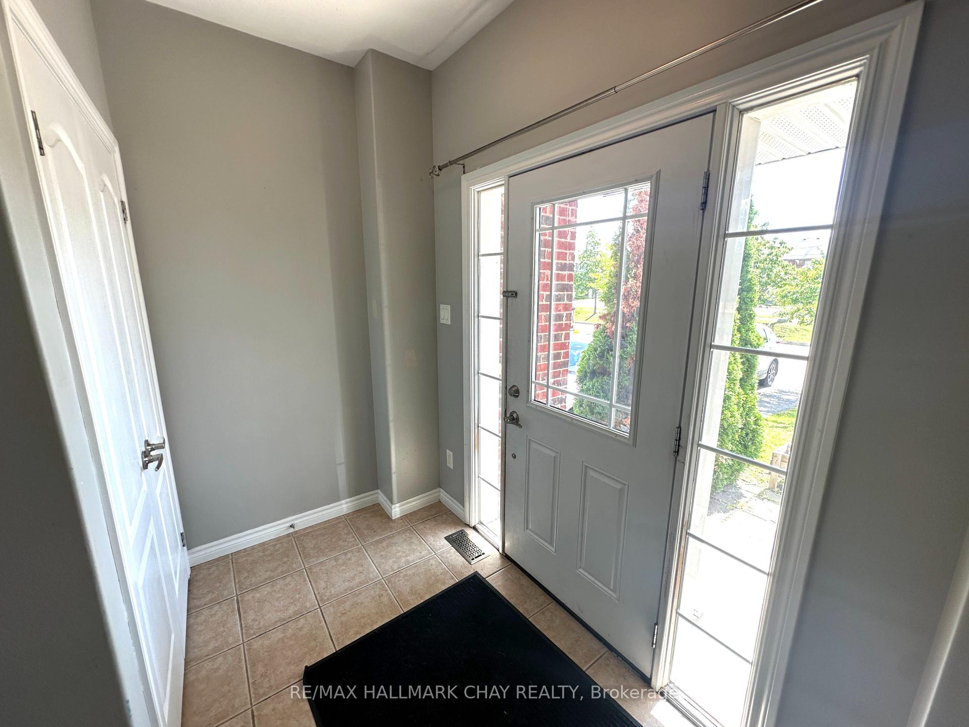 Photo 2 of 18 Claudio Crescent, Barrie, Holly — HOMEH