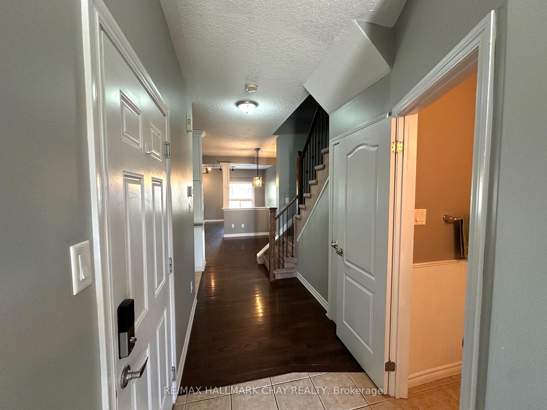 Photo 3 of 18 Claudio Crescent, Barrie, Holly — HOMEH