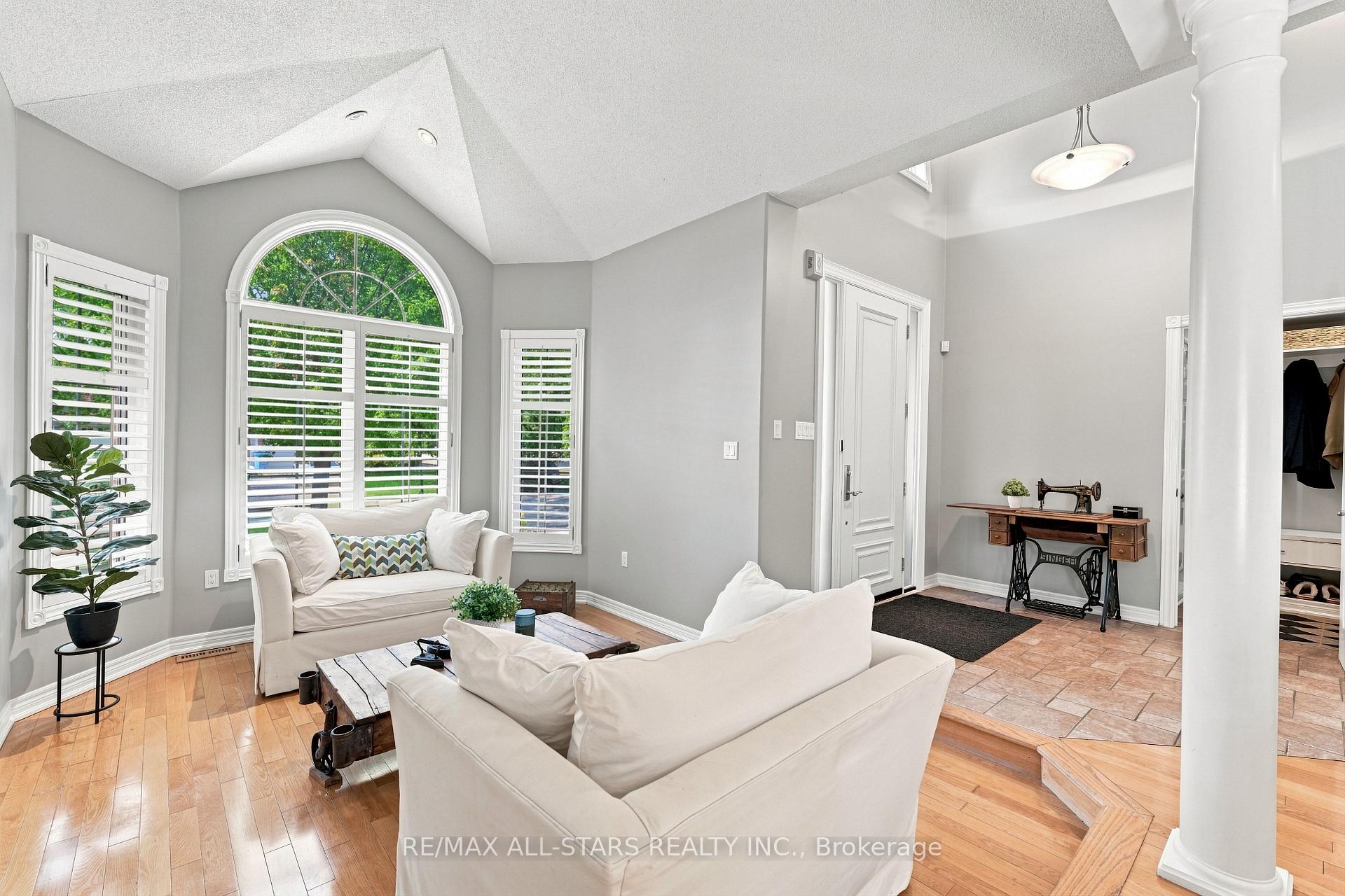 Photo 8 of 15 Ivygreen Road, Georgina, Historic Lakeshore Communities — HOMEH