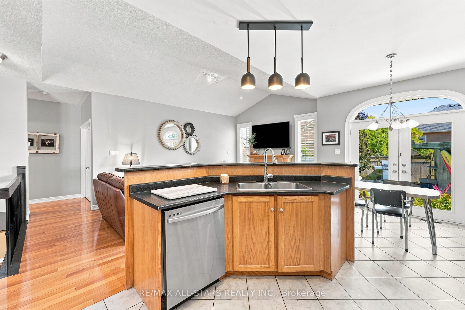 Photo 15 of 15 Ivygreen Road, Georgina, Historic Lakeshore Communities — HOMEH