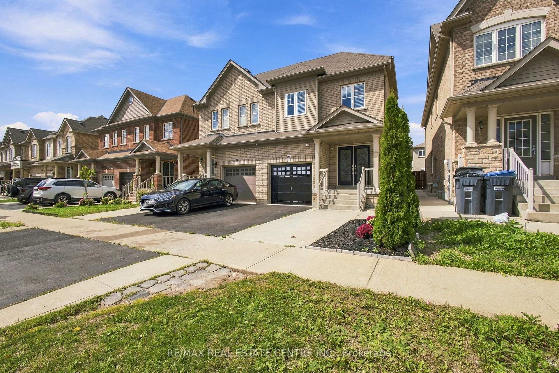 Photo 2 of 28 Banbridge Crescent, Brampton, Credit Valley — HOMEH