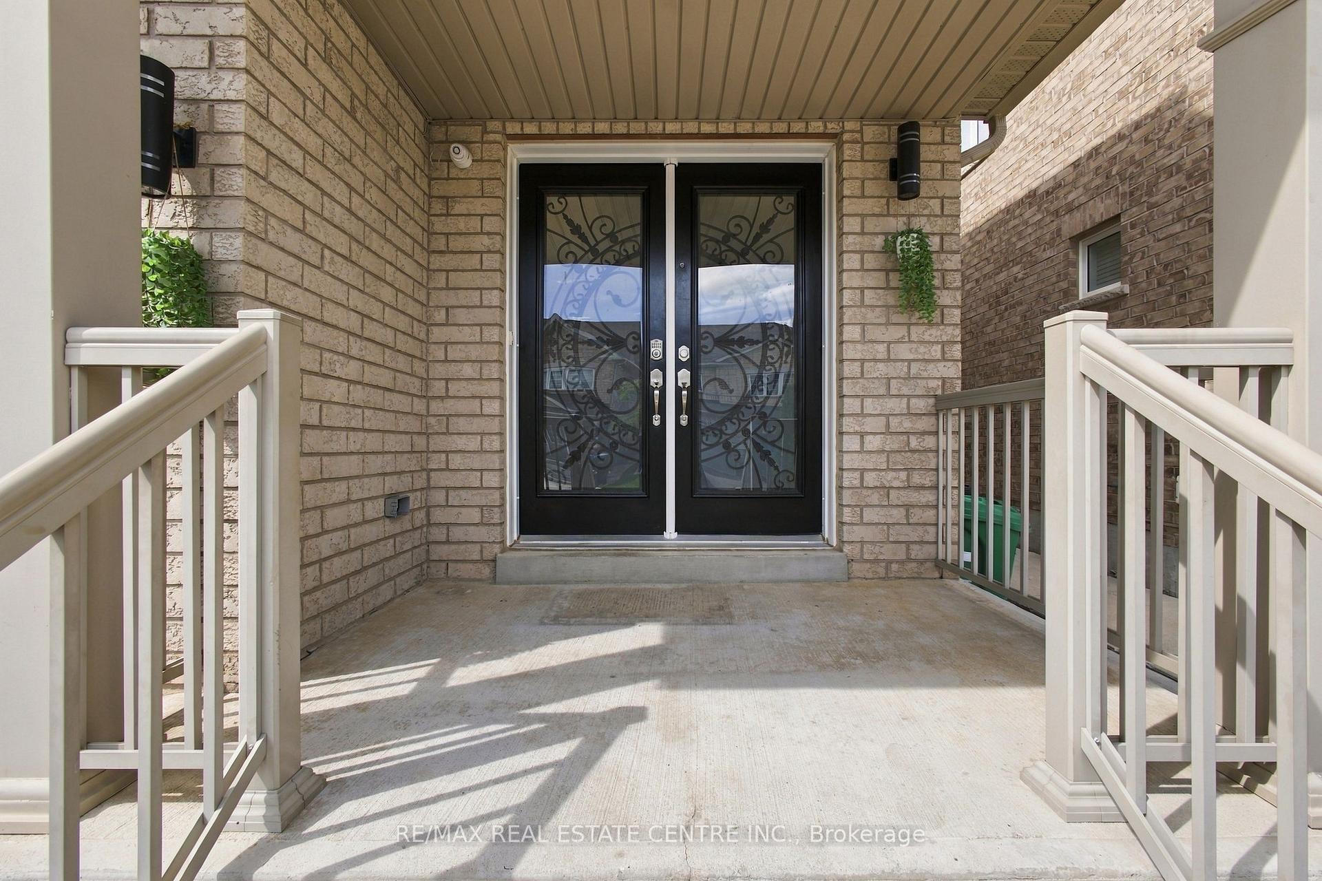 Photo 4 of 28 Banbridge Crescent, Brampton, Credit Valley — HOMEH