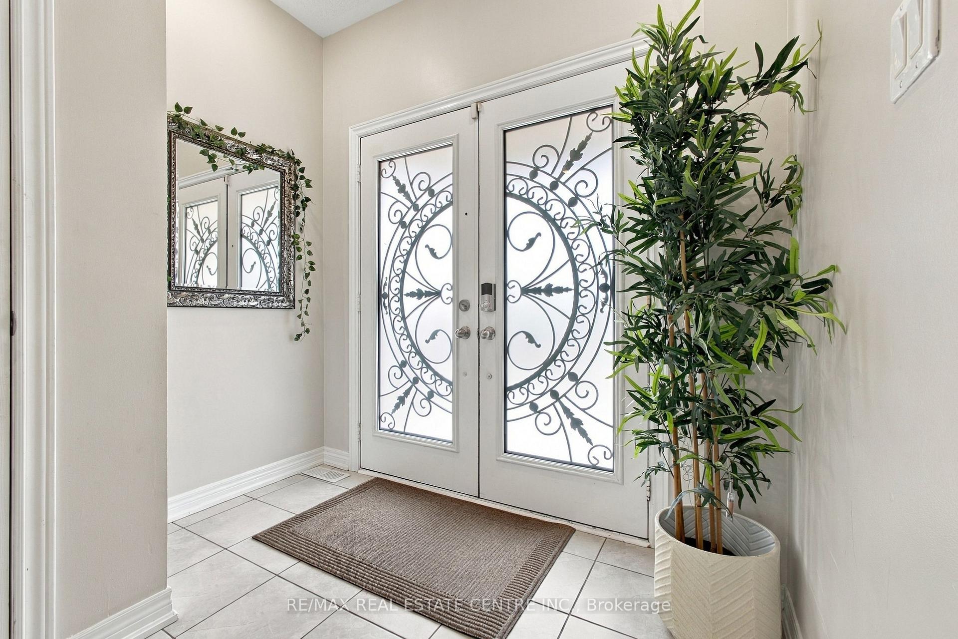 Photo 5 of 28 Banbridge Crescent, Brampton, Credit Valley — HOMEH