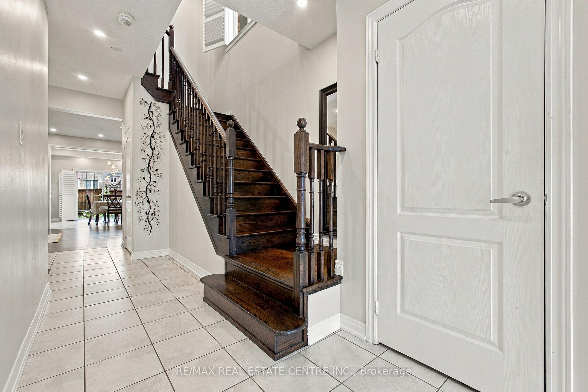 Photo 6 of 28 Banbridge Crescent, Brampton, Credit Valley — HOMEH