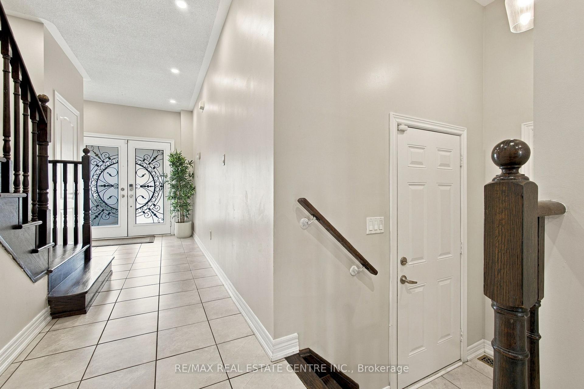 Photo 7 of 28 Banbridge Crescent, Brampton, Credit Valley — HOMEH