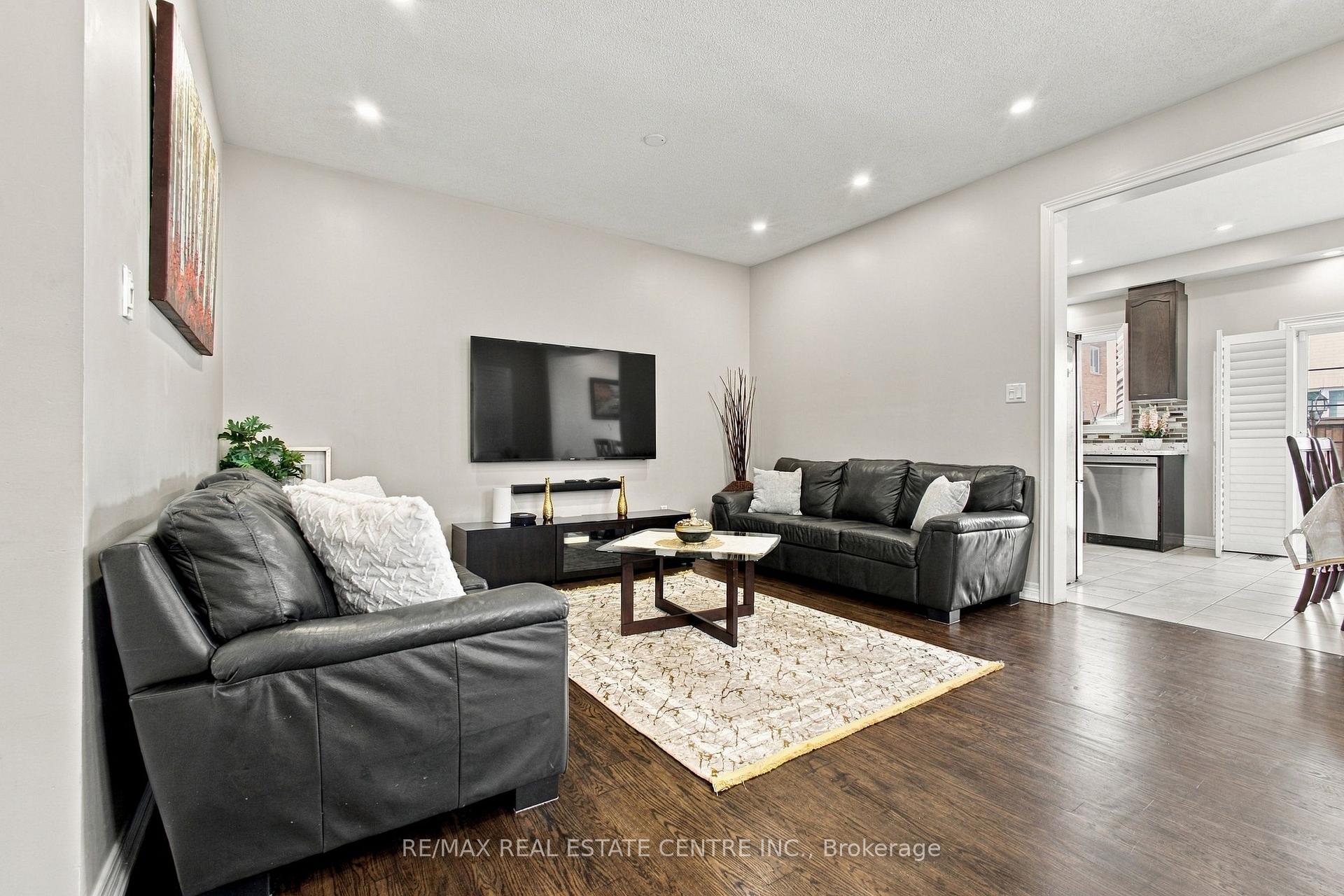 Photo 10 of 28 Banbridge Crescent, Brampton, Credit Valley — HOMEH