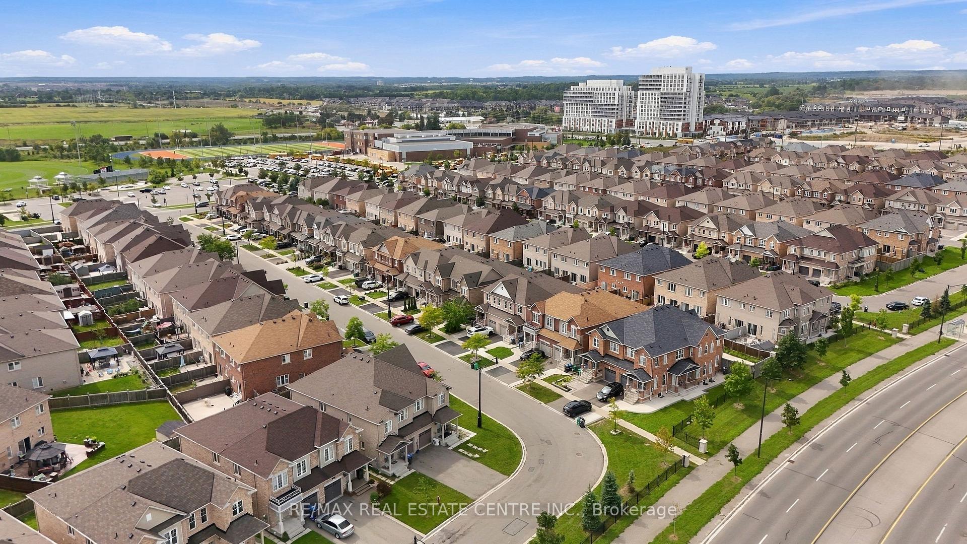 Photo 44 of 28 Banbridge Crescent, Brampton, Credit Valley — HOMEH