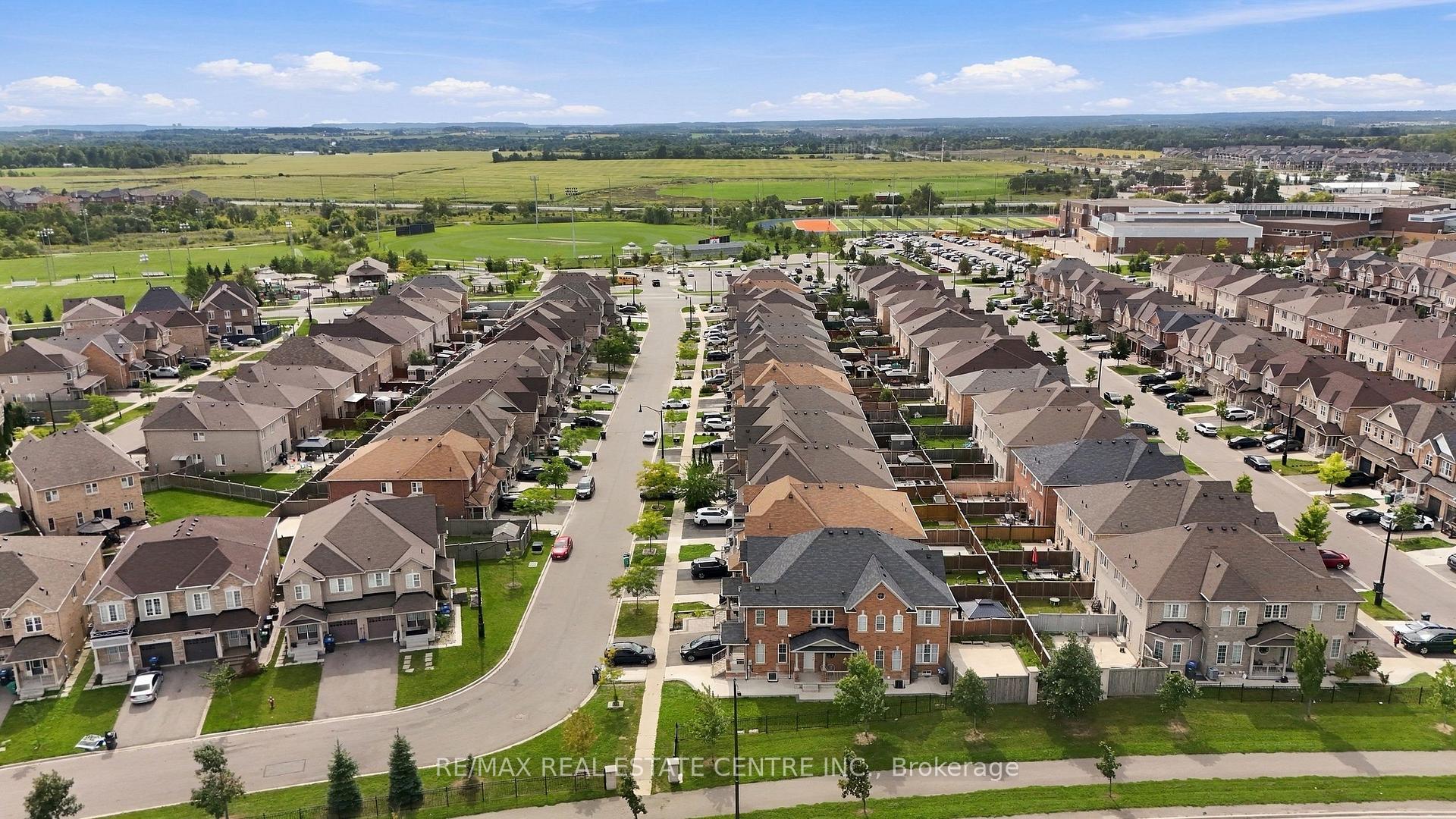 Photo 45 of 28 Banbridge Crescent, Brampton, Credit Valley — HOMEH