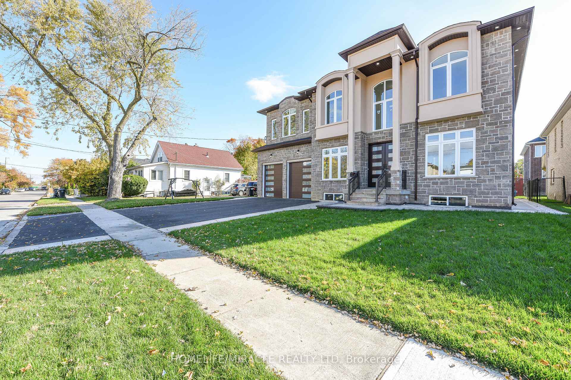 Photo 5 of 11 Hillcrest Avenue, Brampton, Queen Street Corridor — HOMEH