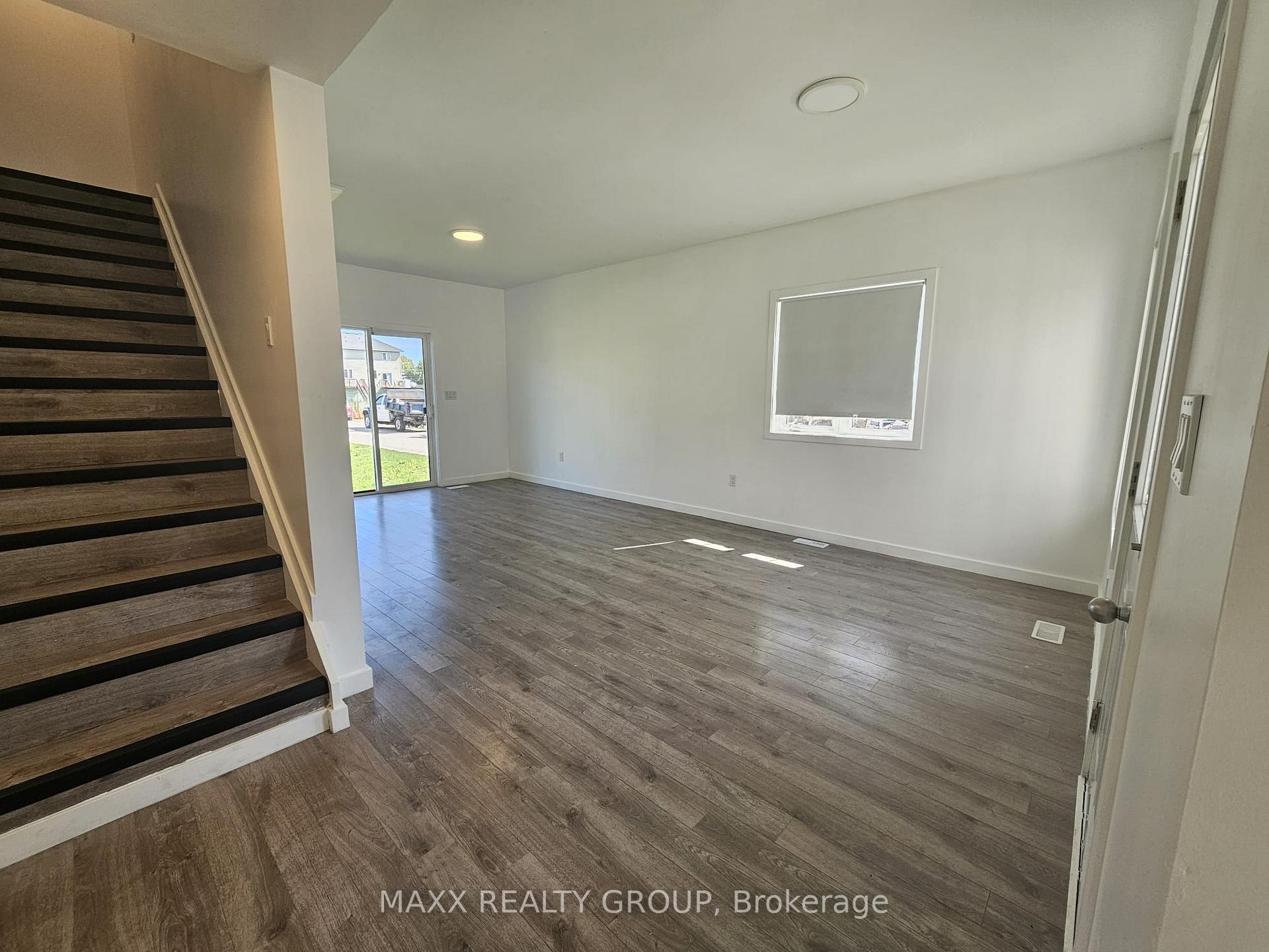 Photo 5 of Unit 36, 122 Highriver Trail, Welland, Broadway — HOMEH
