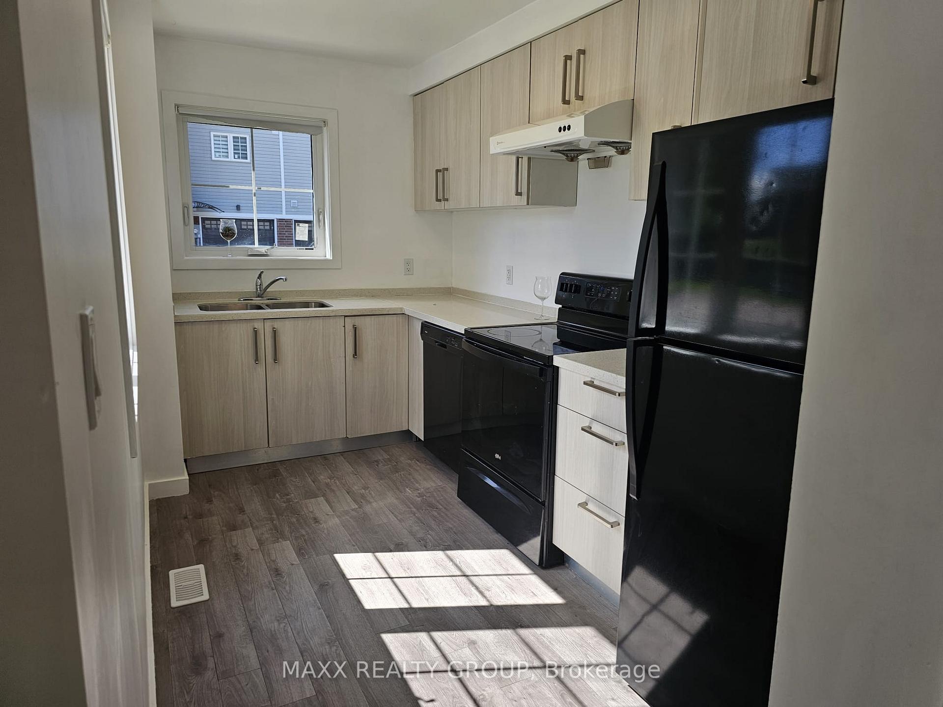 Photo 10 of Unit 36, 122 Highriver Trail, Welland, Broadway — HOMEH