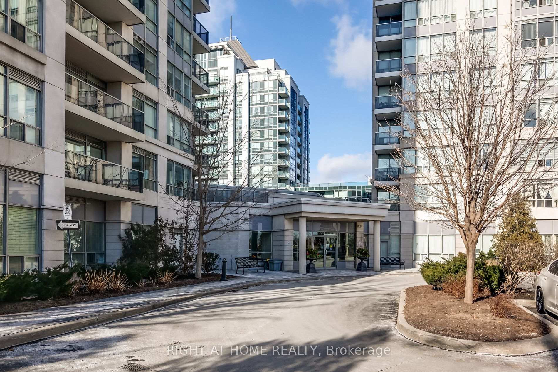 Photo 2 of Unit 812, 50 Disera Drive, Vaughan, Beverley Glen — HOMEH