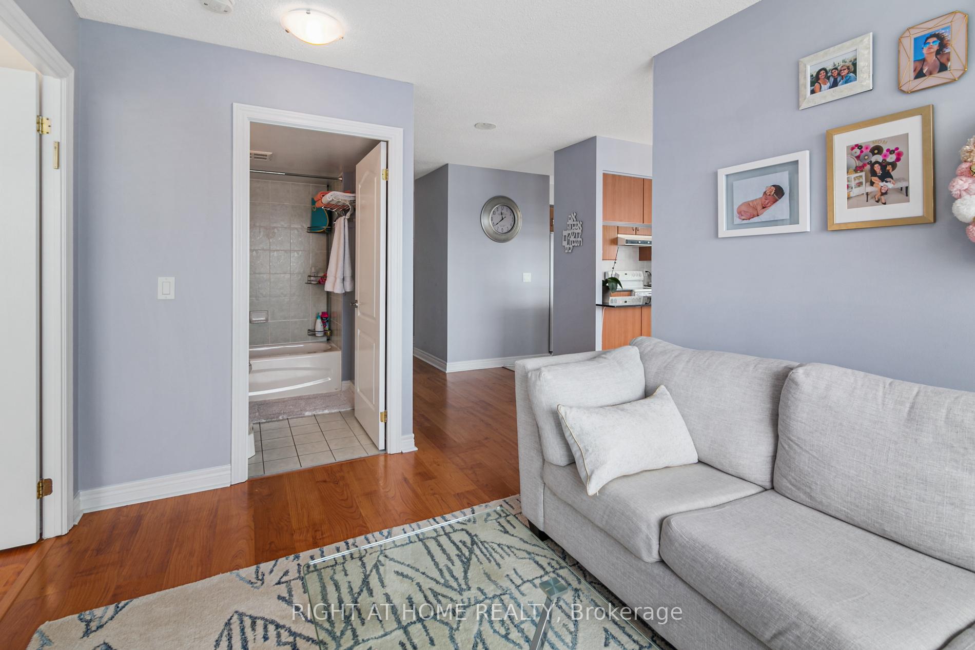 Photo 9 of Unit 812, 50 Disera Drive, Vaughan, Beverley Glen — HOMEH