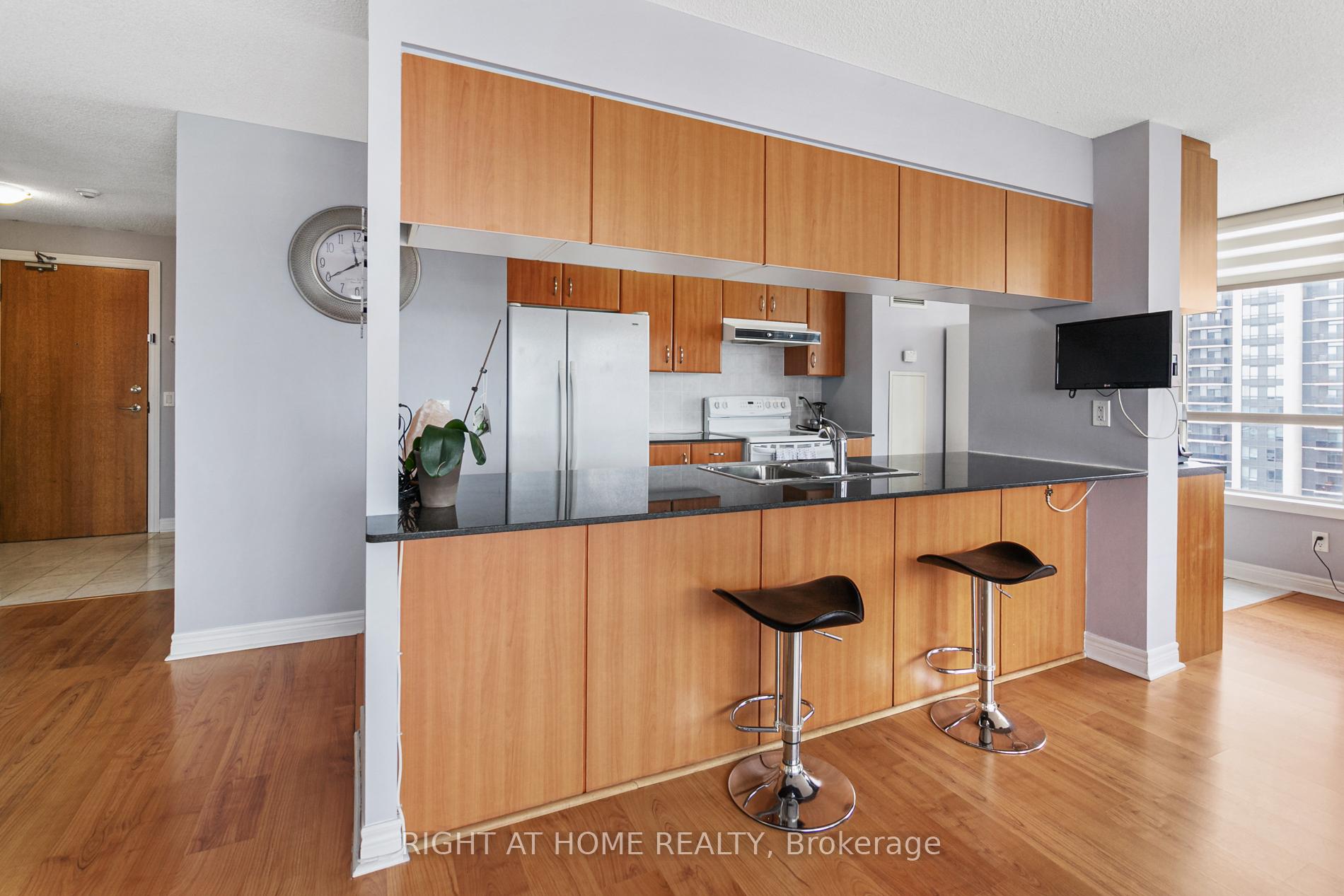 Photo 11 of Unit 812, 50 Disera Drive, Vaughan, Beverley Glen — HOMEH