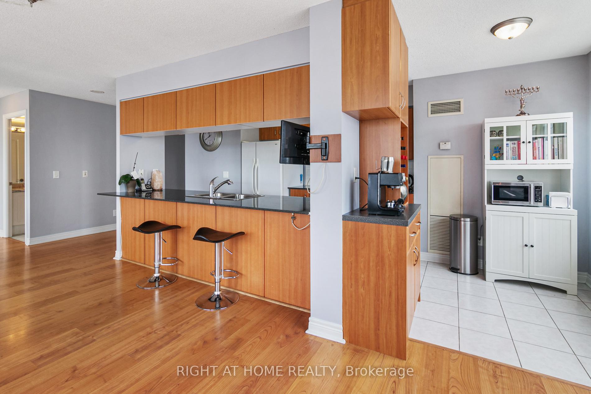 Photo 12 of Unit 812, 50 Disera Drive, Vaughan, Beverley Glen — HOMEH