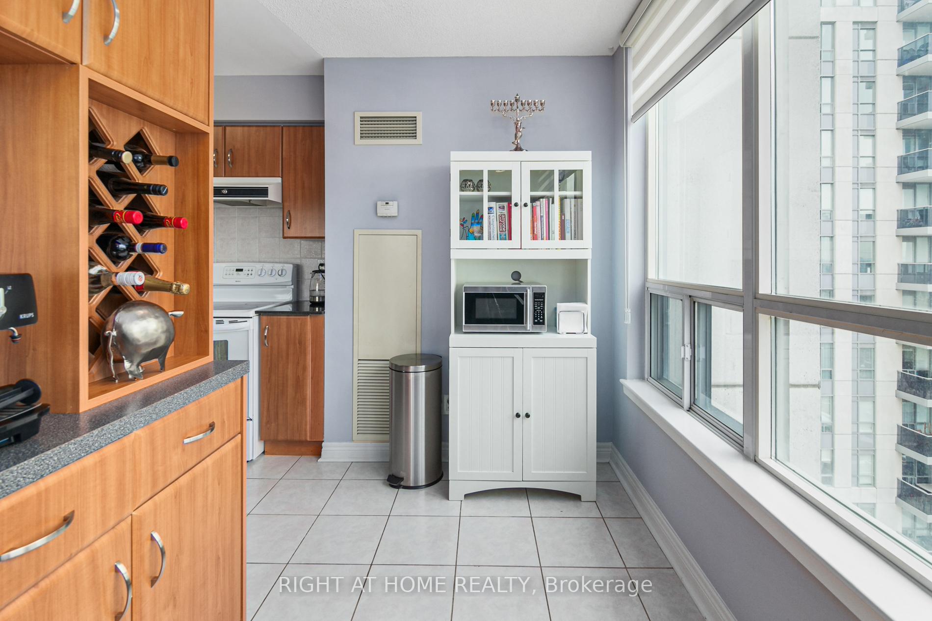 Photo 13 of Unit 812, 50 Disera Drive, Vaughan, Beverley Glen — HOMEH