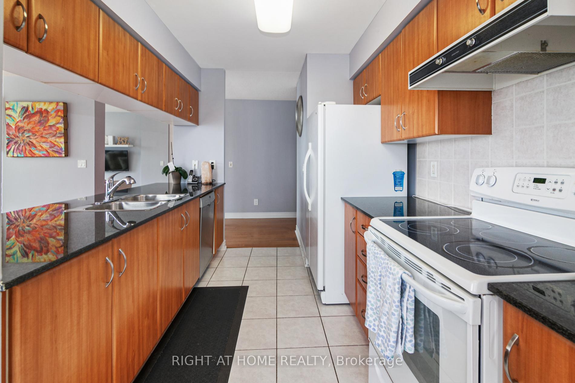 Photo 14 of Unit 812, 50 Disera Drive, Vaughan, Beverley Glen — HOMEH