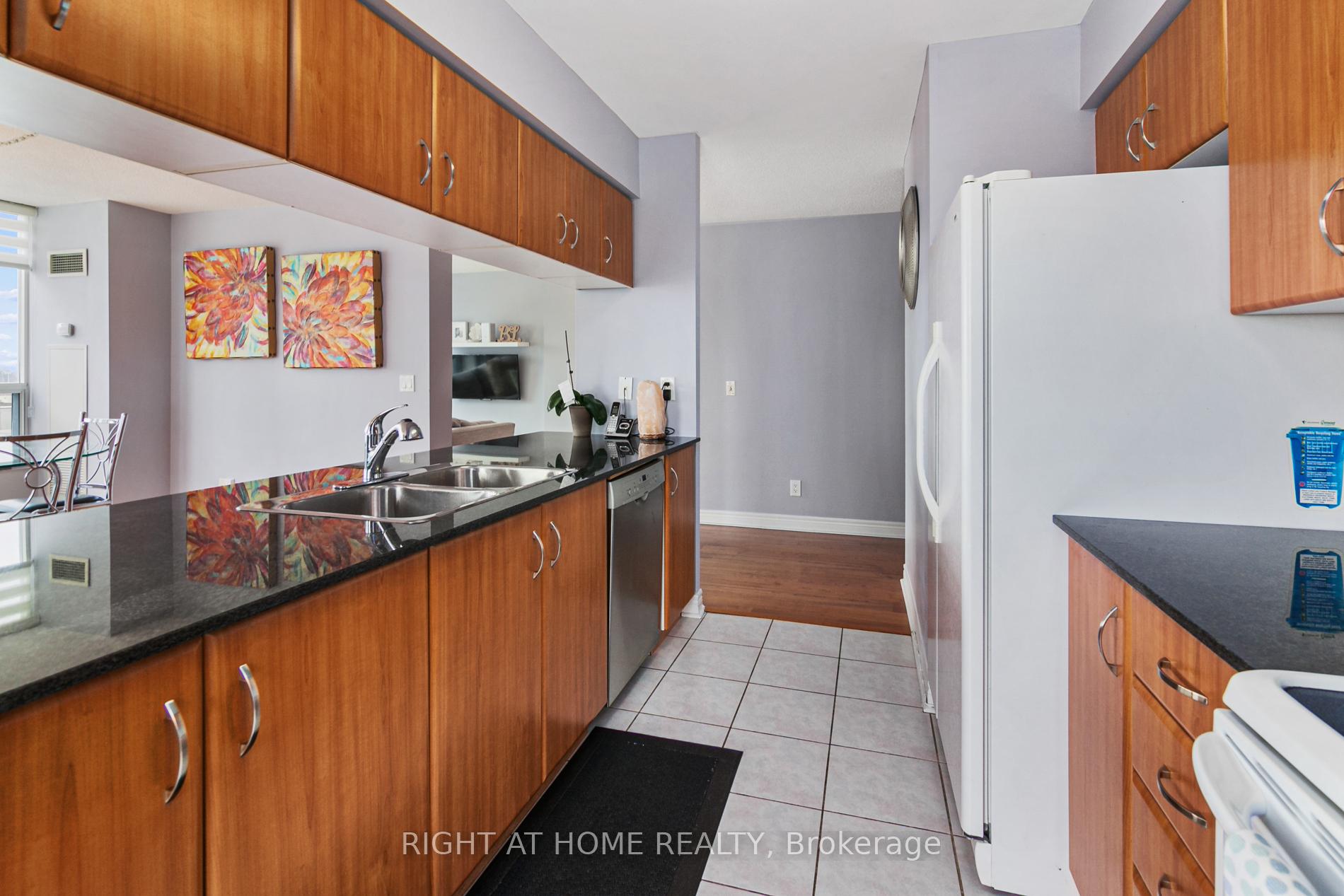 Photo 15 of Unit 812, 50 Disera Drive, Vaughan, Beverley Glen — HOMEH