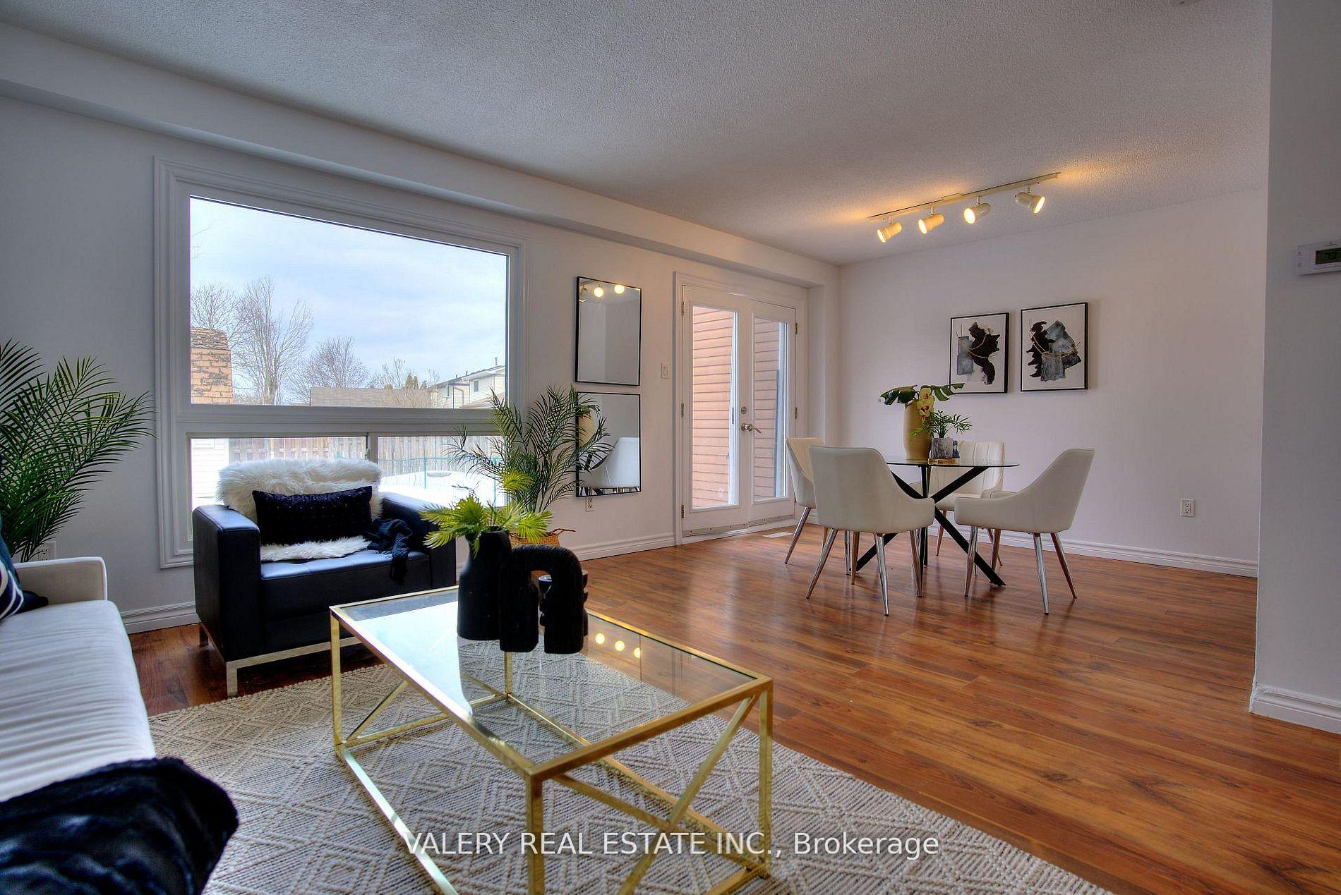 Photo 5 of 24 Lampman Lane, Barrie, Letitia Heights — HOMEH