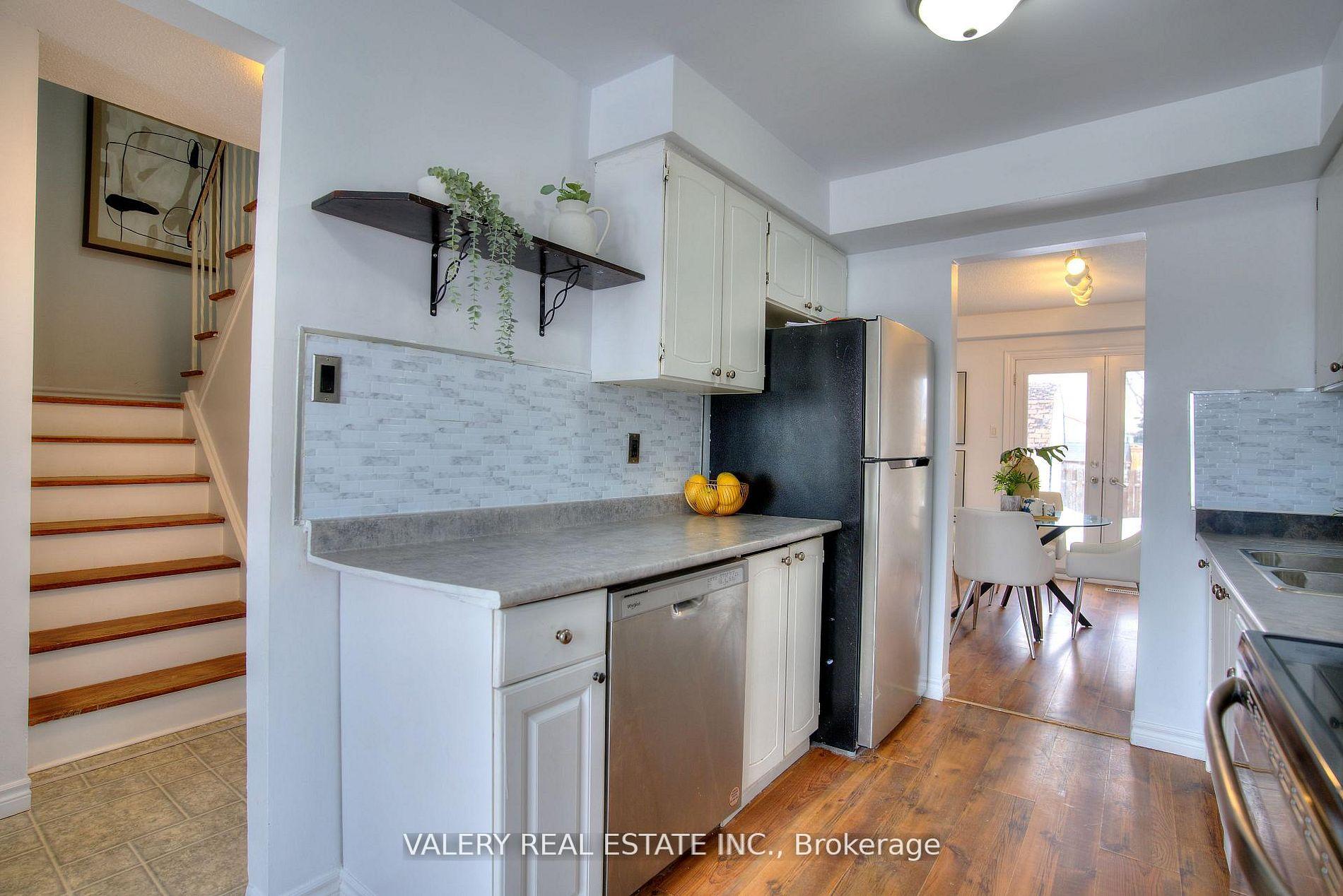 Photo 12 of 24 Lampman Lane, Barrie, Letitia Heights — HOMEH