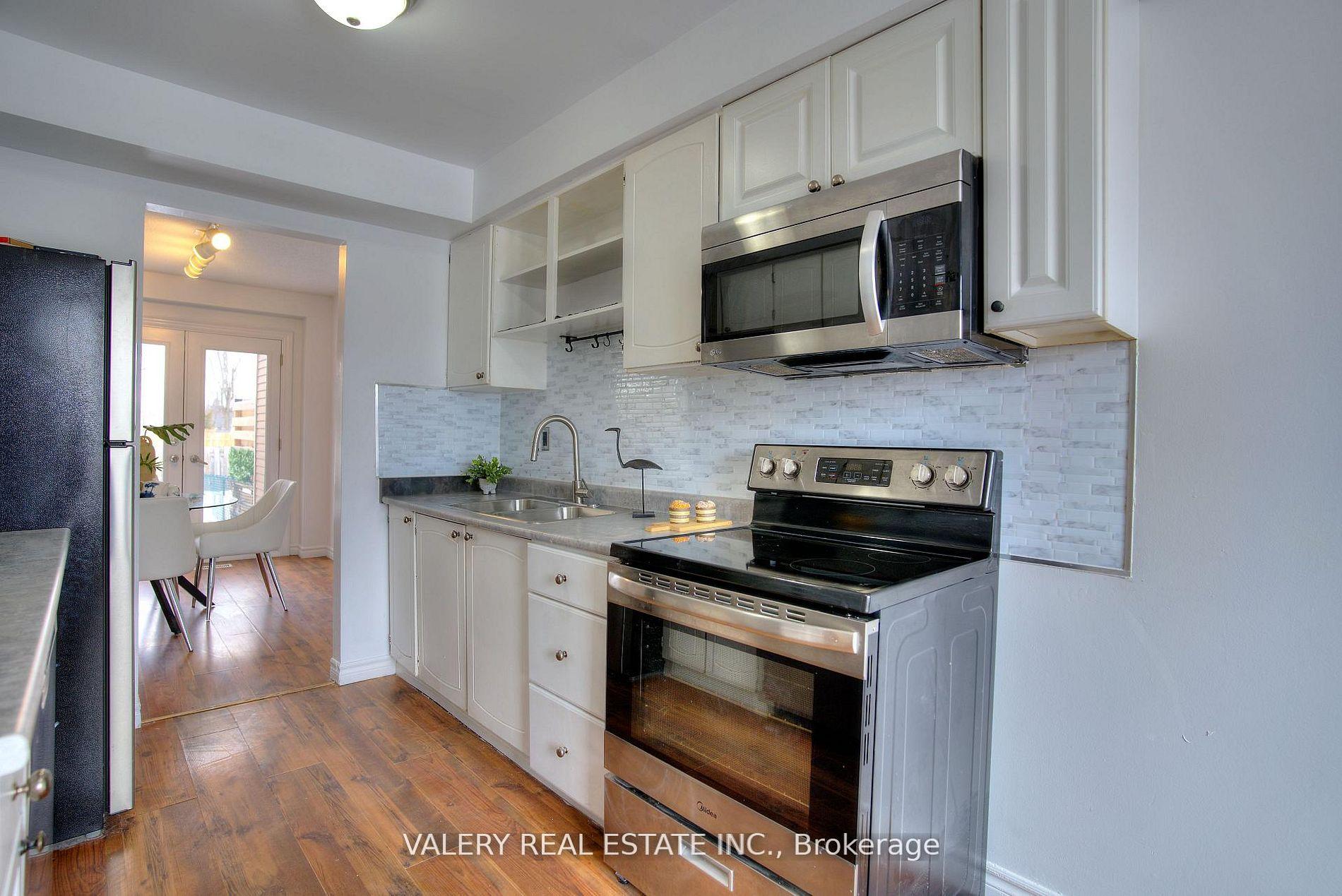Photo 16 of 24 Lampman Lane, Barrie, Letitia Heights — HOMEH