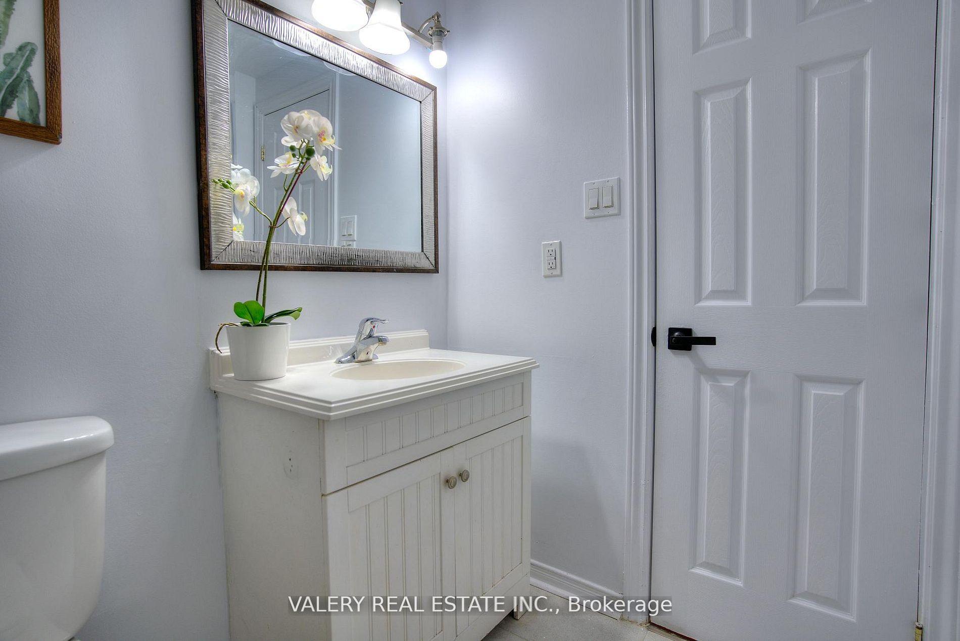 Photo 23 of 24 Lampman Lane, Barrie, Letitia Heights — HOMEH