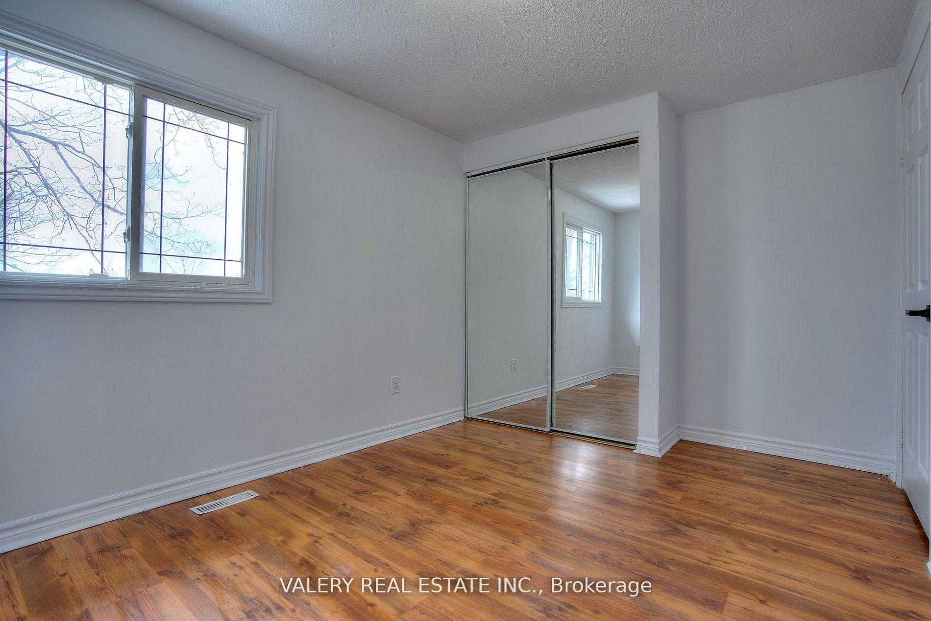 Photo 25 of 24 Lampman Lane, Barrie, Letitia Heights — HOMEH
