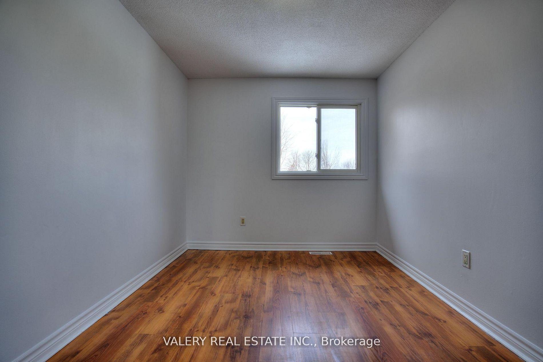 Photo 26 of 24 Lampman Lane, Barrie, Letitia Heights — HOMEH
