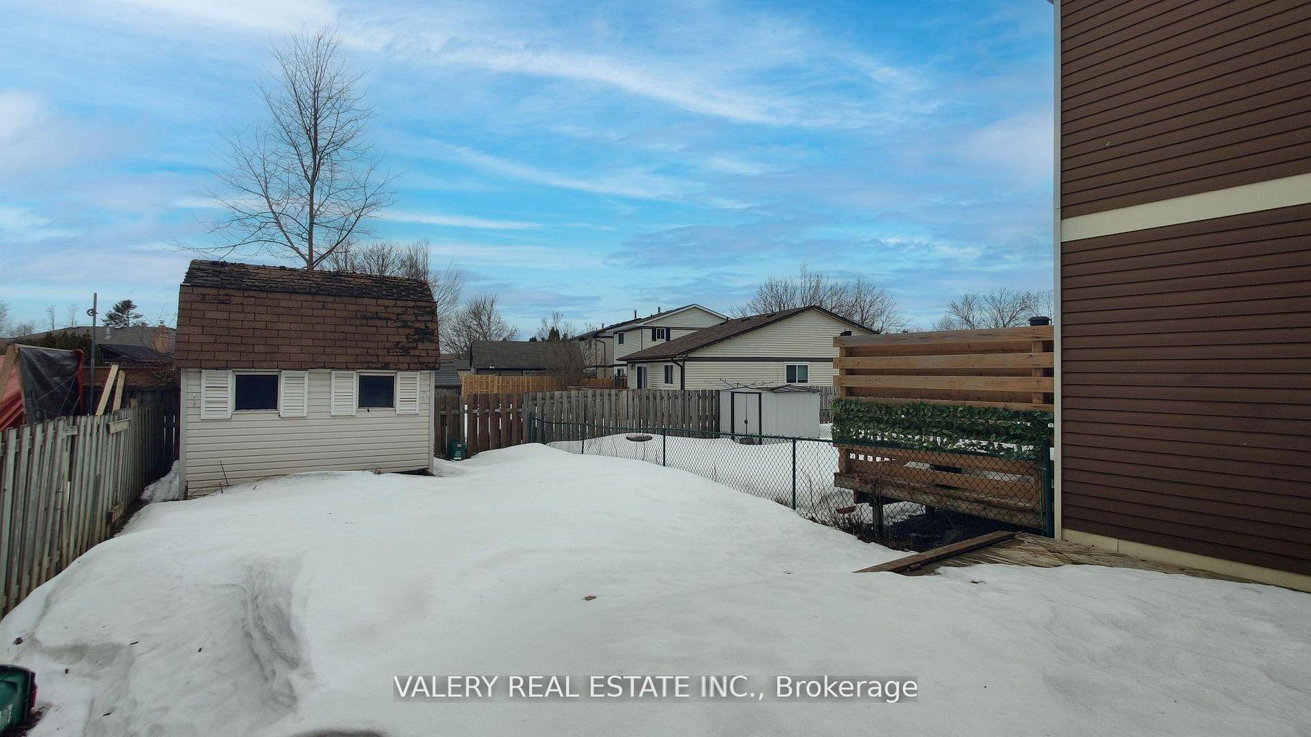 Photo 31 of 24 Lampman Lane, Barrie, Letitia Heights — HOMEH