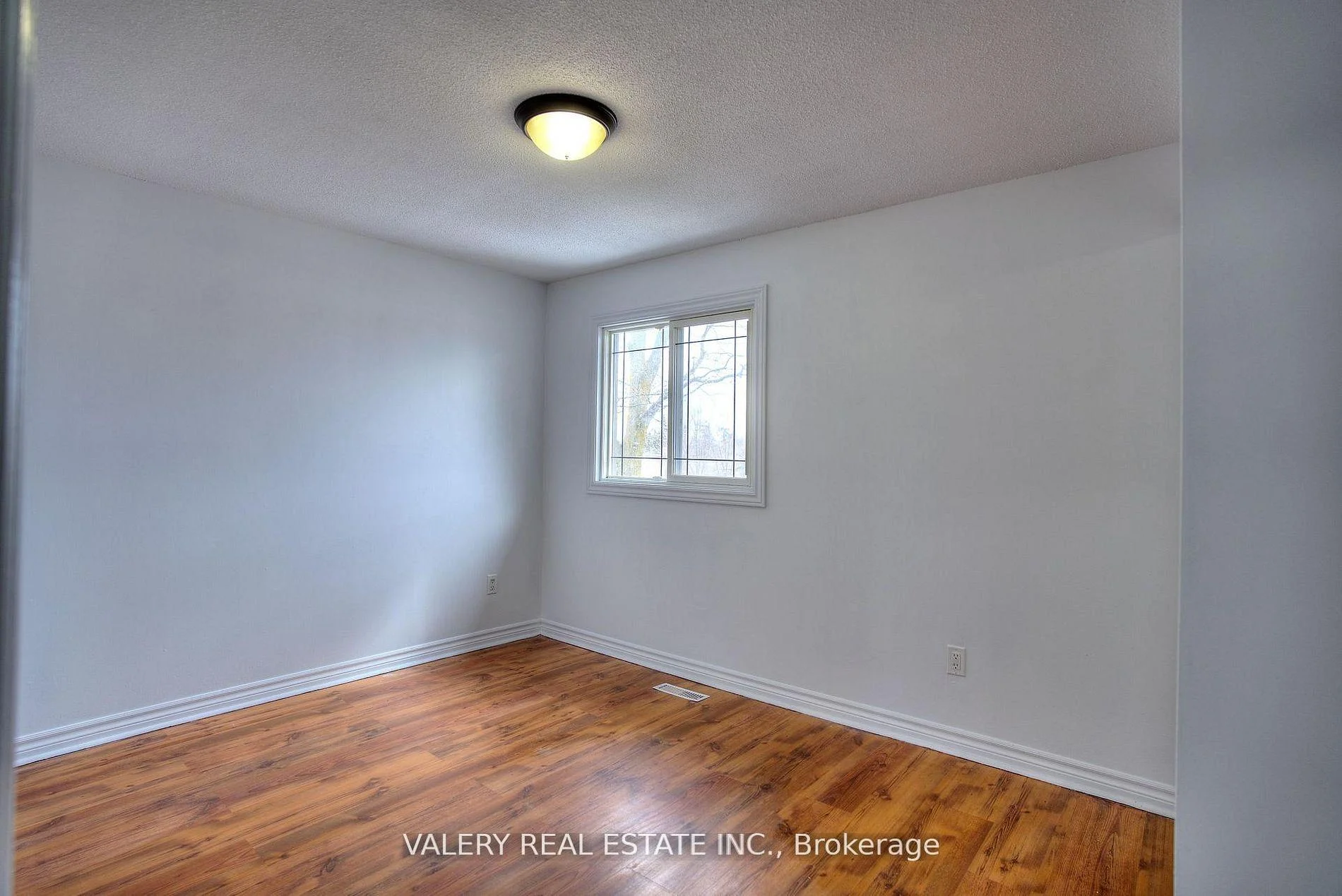 Photo 29 of 24 Lampman Lane, Barrie, Letitia Heights — HOMEH