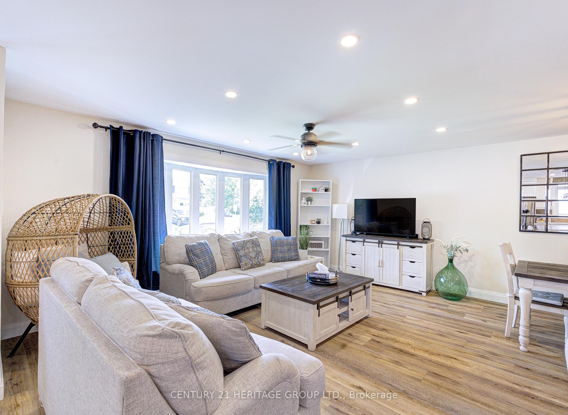 Photo 3 of 2379 Duncaster Drive, Burlington, Brant Hills — HOMEH
