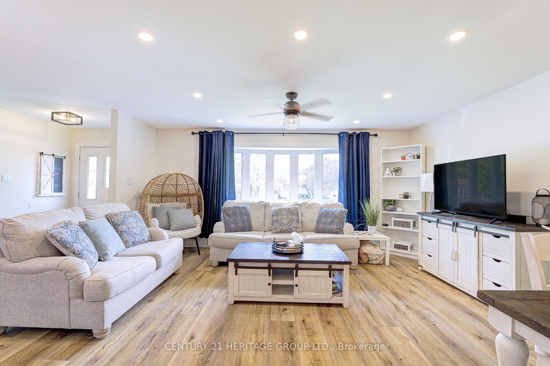 Photo 4 of 2379 Duncaster Drive, Burlington, Brant Hills — HOMEH