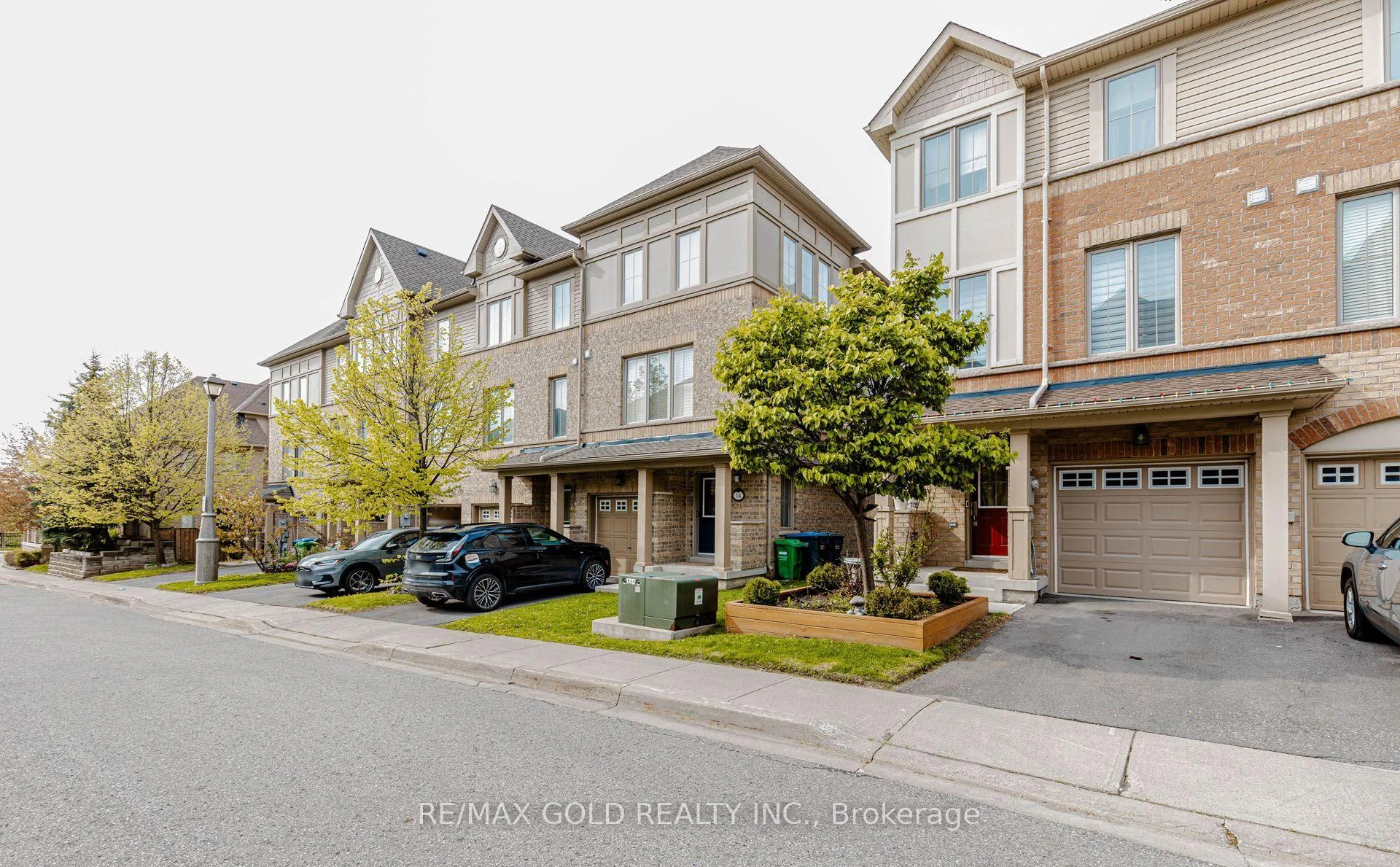 Photo 2 of 12 Cailiff Street, Brampton, Bram West — HOMEH